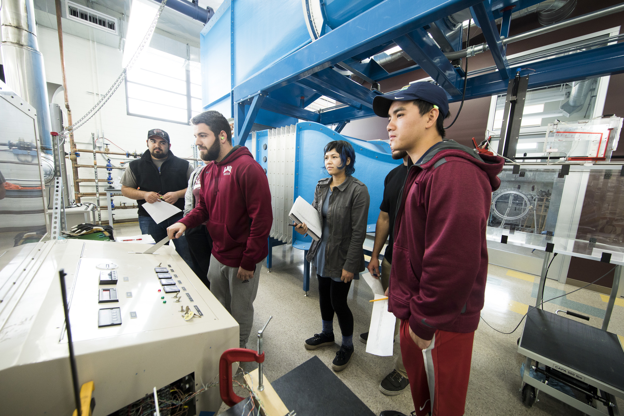 four students utilizing the jet engine machine in the energy and thermal sciences lab 